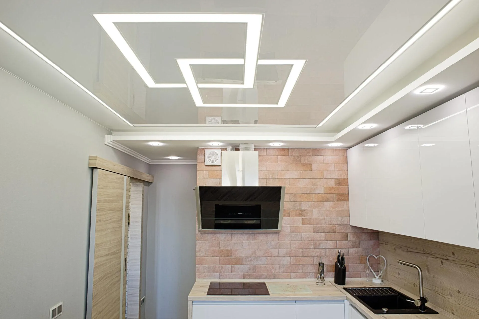 Натяжна стеля з контурною LED-підсвіткою на кухні